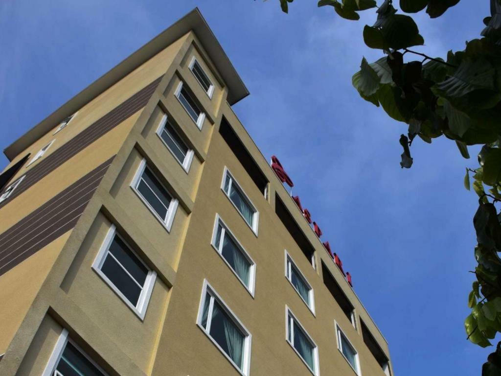 Caspari Hotel Tampin Exteriör bild